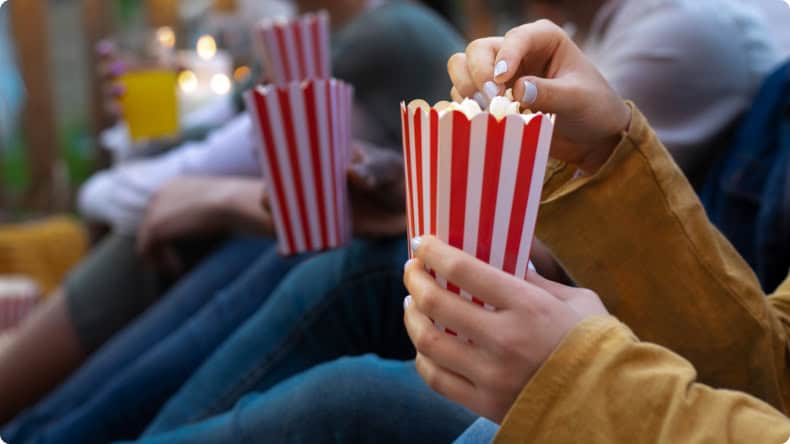 Popcorn essende Menschen beim Freiluftkino