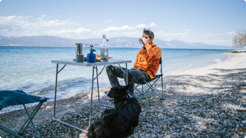 Mann beim Camping mit Hund
