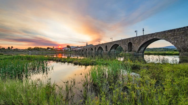 Brücke in Ponte de Lima, Brücke, Wasser, Grün am Ufer, Häuser im Hintergrund