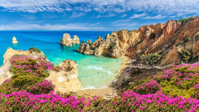 Strand Praia do Camilo an der Algarve von Portugal, Felsen, Blumen, Strand, Meer