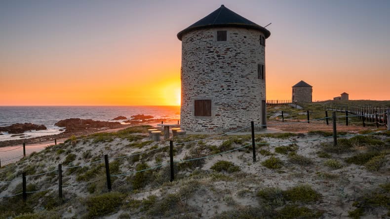 historischen Windmühlen am Strand von Esposende, Strand, Dünen
