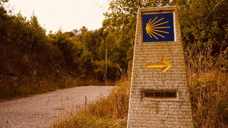 Kilometerstein auf dem Jakobsweg, Weg, Grün