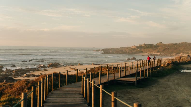 Der Küstenweg in Portugal, Steg, Strand, Meer, Felsen