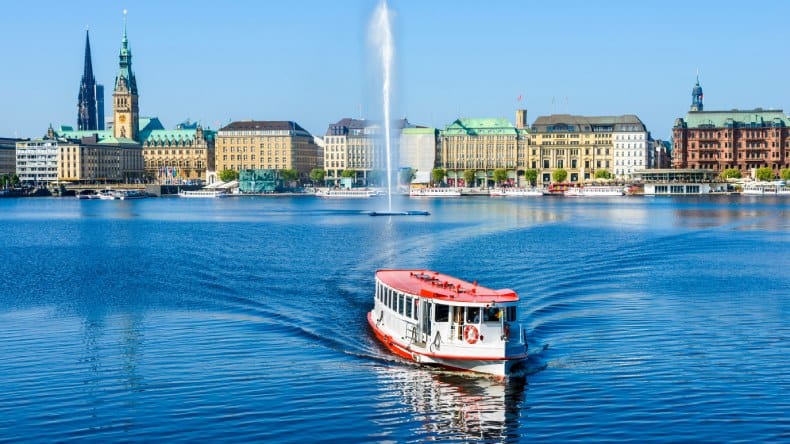 Ausflugsboot auf der Binnenalster in Hamburg.