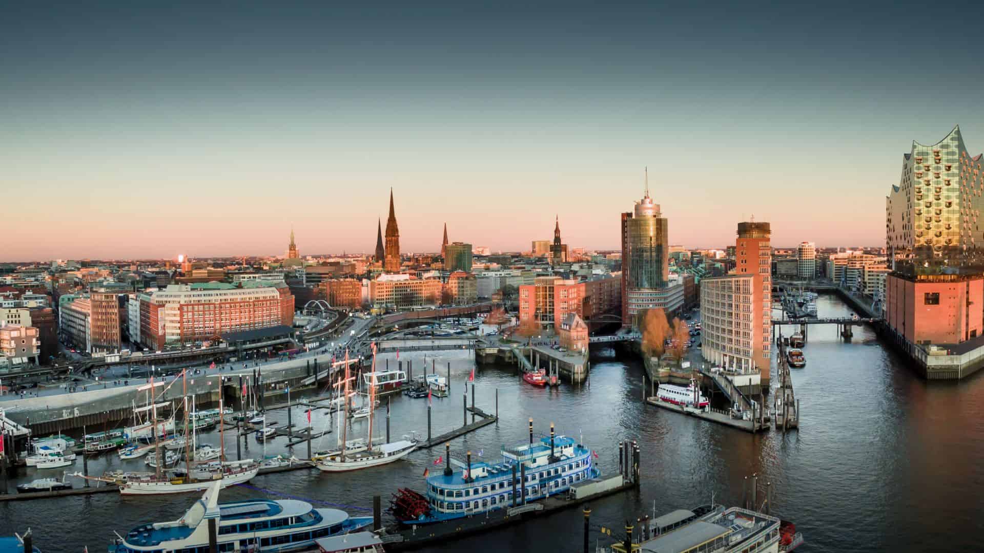Blick auf Hamburg mit Elbphilharmonie, Rathaus und Michel.