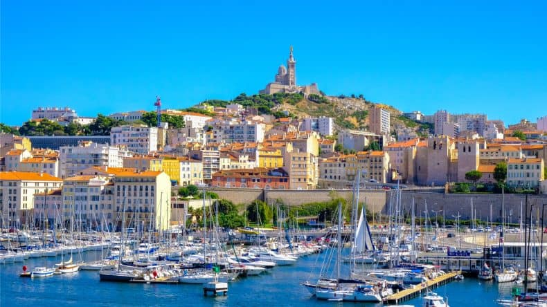 Blick auf den Hafen mit Booten und Yachten und die Notre Dame de la Garde, Marseille, Frankreich