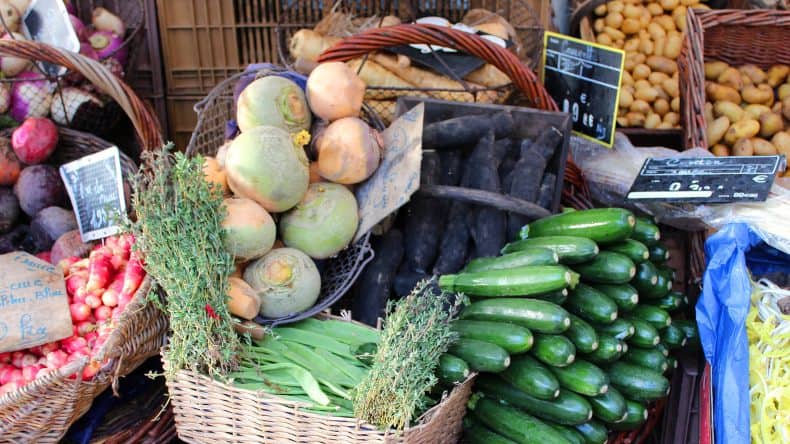 Gemüse und Obst an einem Stand am Marché de Noailles, Marseille