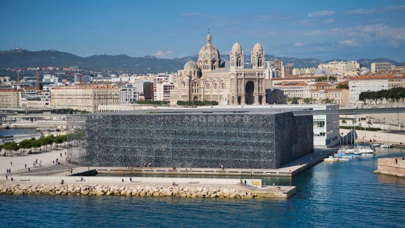 Blick auf das Museum of European and Mediterranean Civilisations mit Kathedrale und Wasser und Hafen, Marseille