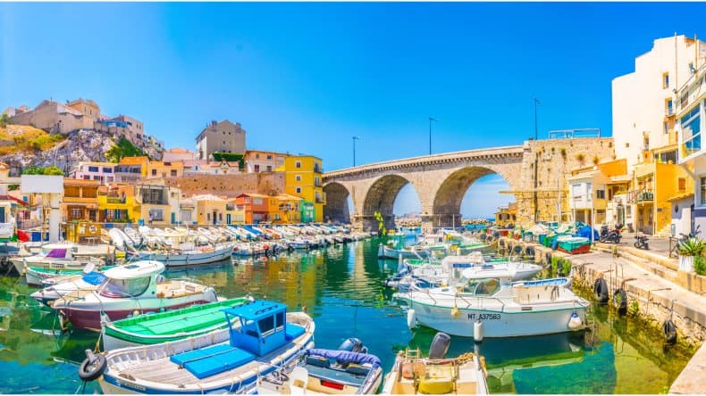 Blick auf Vallon des Auffes Port in Marseille mit vielen bunten Booten und Brücke, Marseille, Frankreich