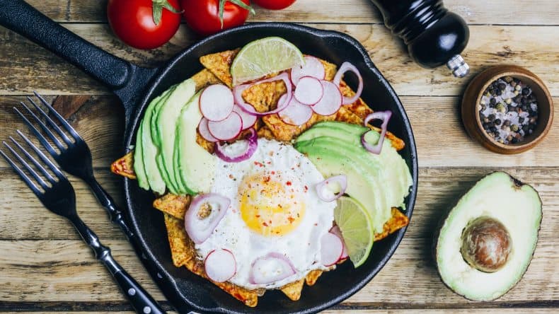 Mexikanisches Frühstück mit Chilaquiles