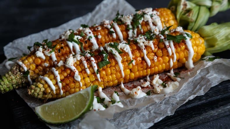 Gegrilllter Maiskolben - Streetfood in Mexiko