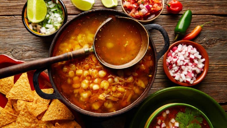 Pozole ist ein herzhafter Eintopf aus Mexiko.