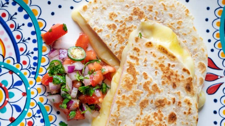 Quesadilla - eine gefüllte Tortilla mit Käse
