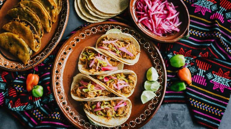 Gefüllte Tacos angerichtet auf einem Teller.