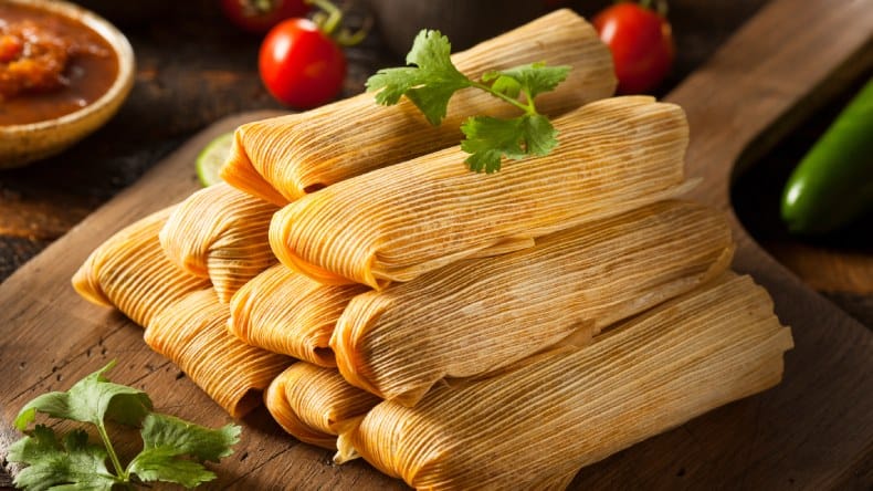 Tamales - Maisteig eingerollt in Mais-und Bananenblättern.