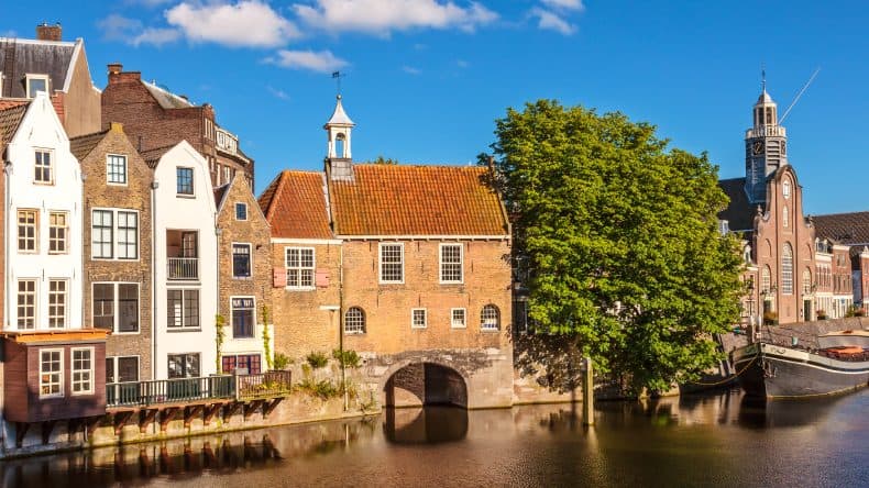 Blick auf einen Kanal und alte Häuser in Delfshaven, Rotterdam