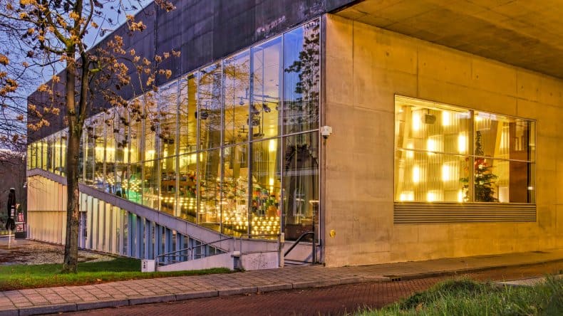 Die Kunsthal Rotterdams beleuchtet am frühen Morgen