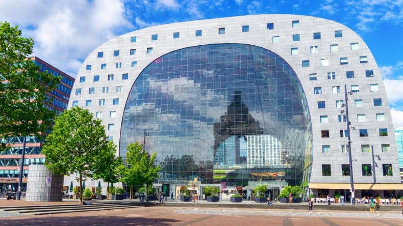Blick auf die moderne Markthal, Bäume und Menschen