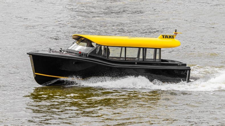 Rotterdam Wassertaxi auf dem Fluss