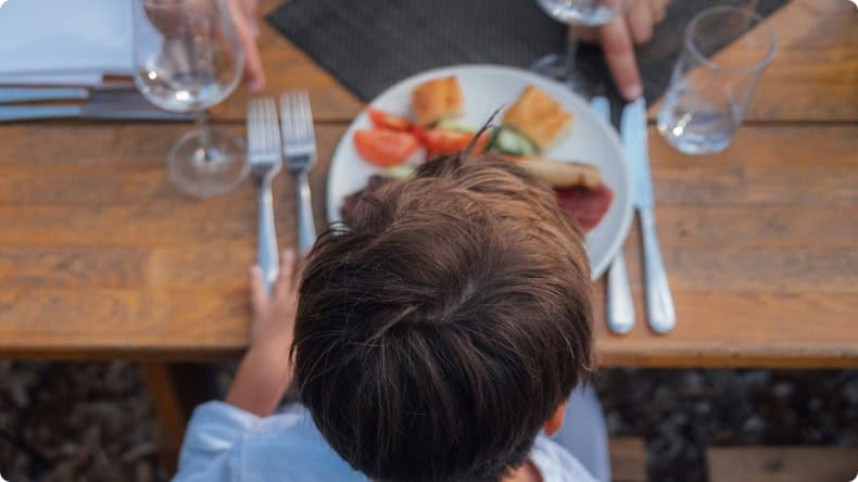 Kind im Restaurant im Freien