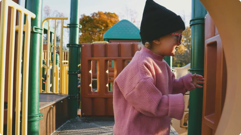 Kind auf Spielplatz