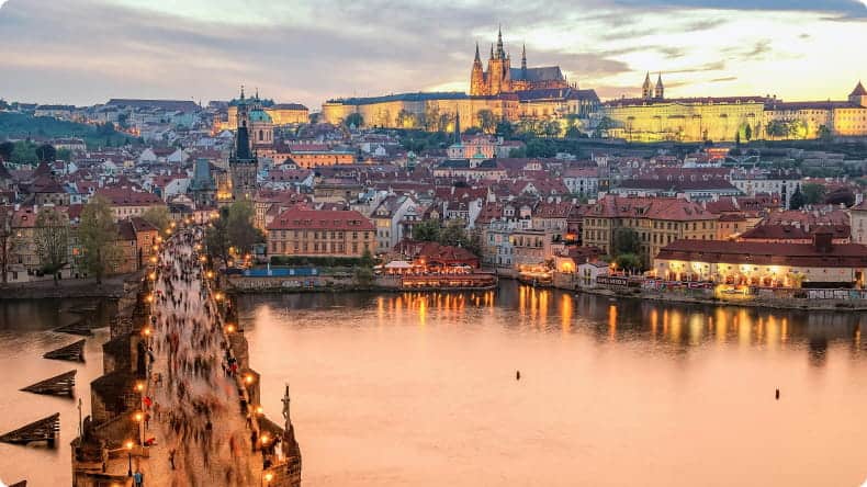 Brücke in Prag bei Abenddämmerung