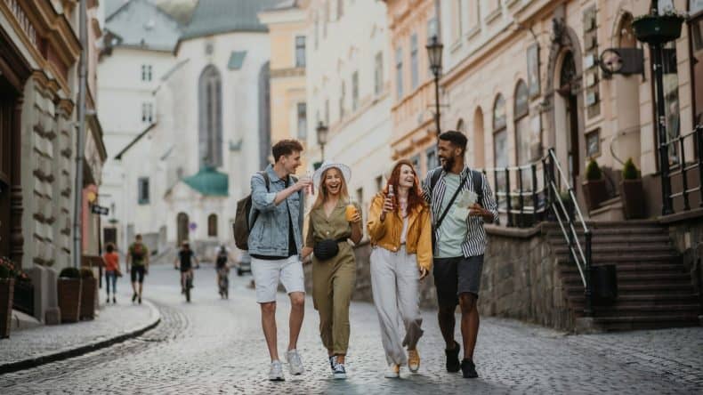 Freunde beim Kurztrip in Europa