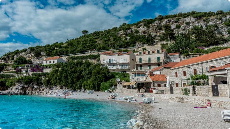 Dubrovnik: Strand mit Häusern