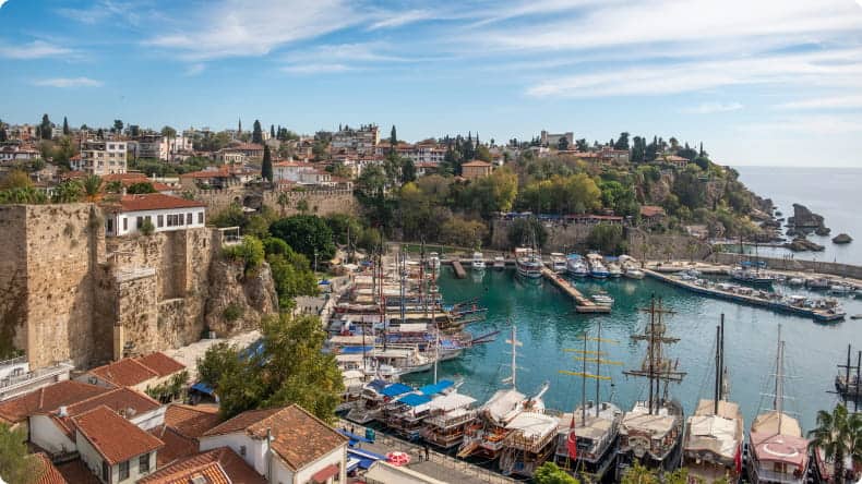 Antalya Hafen mit Booten am Wasser