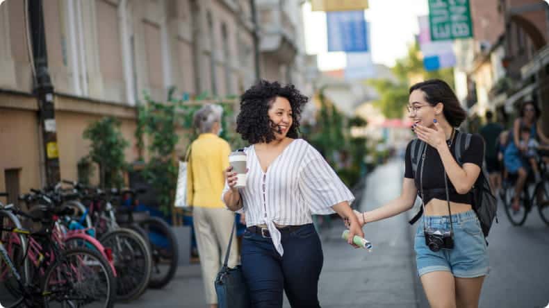 Touristen laufen durch europäische Stadt