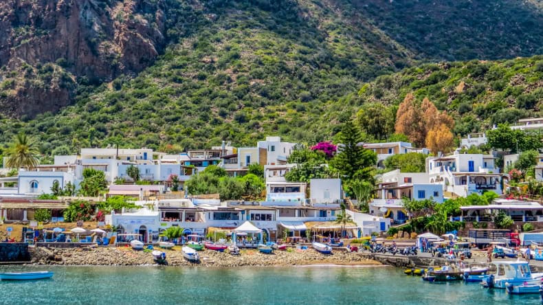 Die Insel Panarea, Häuser, Berg, Grün, Boote, Meer