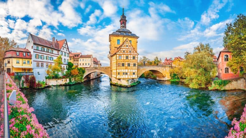 Blick auf die Altstadt mit Brücke von Bamberg.
