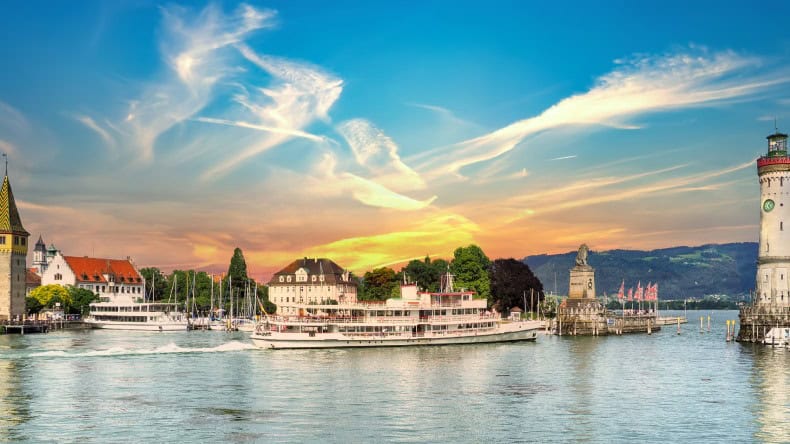 Der Hafen von Lindau am Bodensee mit den berühmten Löwen.
