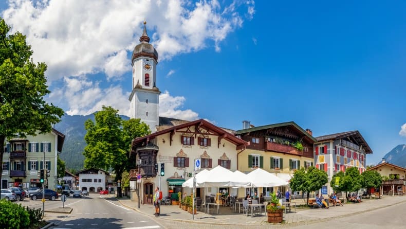 Blick auf einen Kirchturm in Garmisch-Partenkirchen
