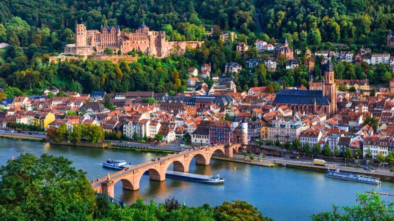 Das Heidelberger Schloss zählt zu den bekanntesten Wahrzeichen Deutschlands und bietet einen herrlichen Blick über die Altstadt und den Neckar.
