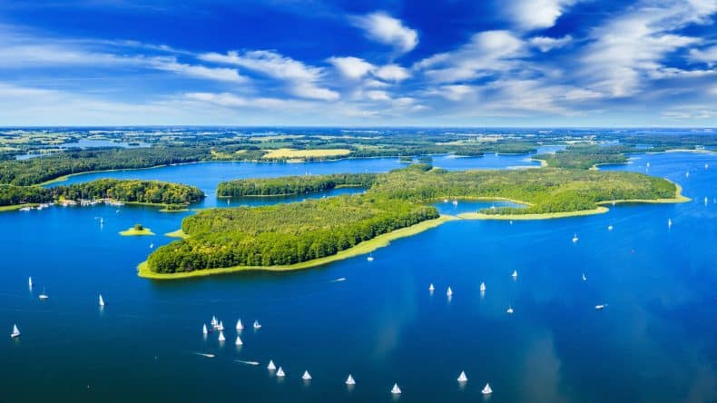 Blick auf die Natur der Masuren, Wasser, grüne Inseln, Boote, Polen