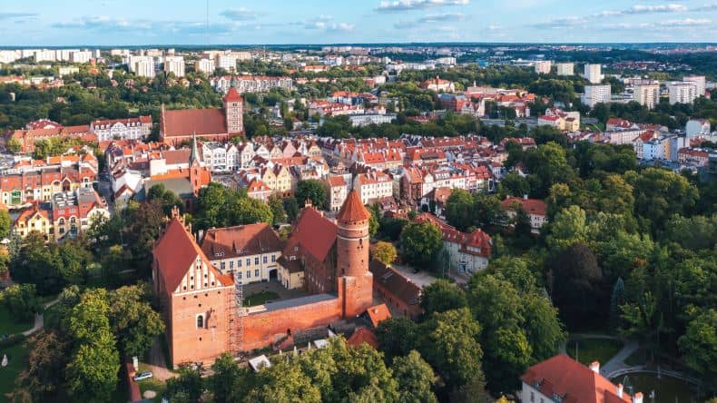 Blick auf die Stadt Olszyn mit Burg, Häusern und Park, Masuren, Polen