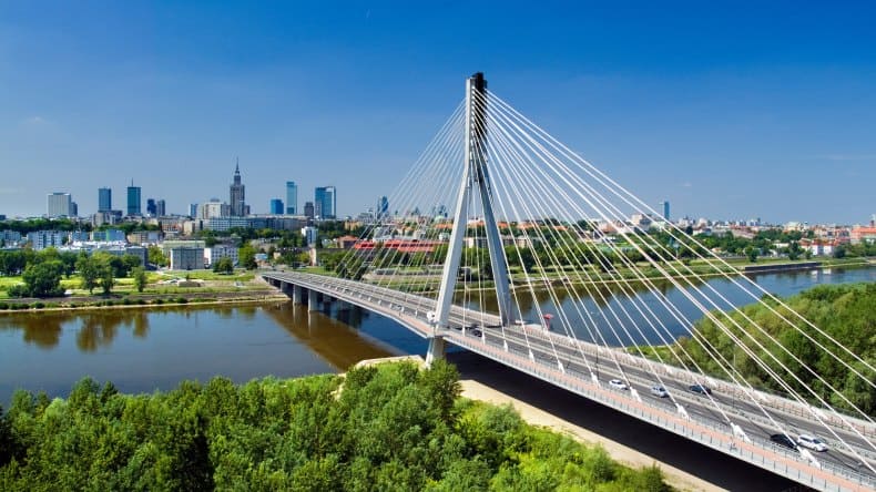 Blick auf die Stadt Warschau mit Brücke und Wasser