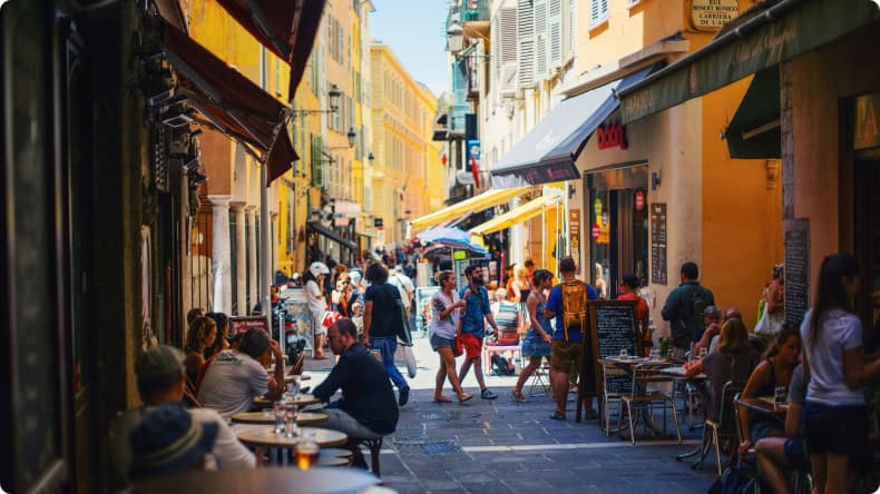 Gasse mit Menschen in Restaurants