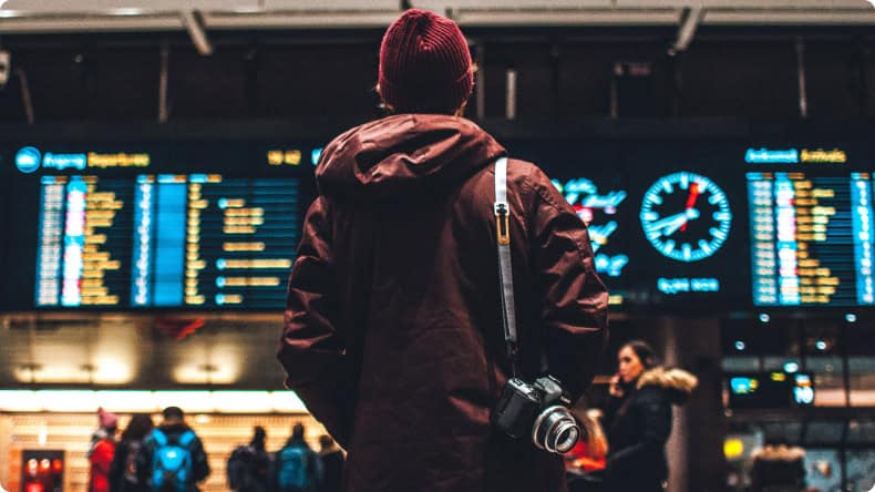 Mann mit Fotoapparat am Flughafen