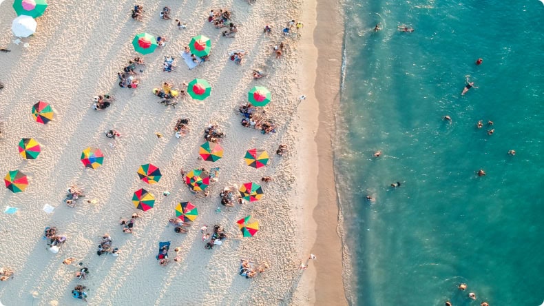Urlauber am Strand im Sommer