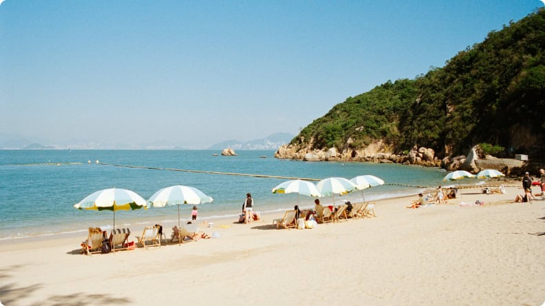 Strandbucht im Sommer