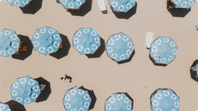 Blaue Sonnenschirme am Strand