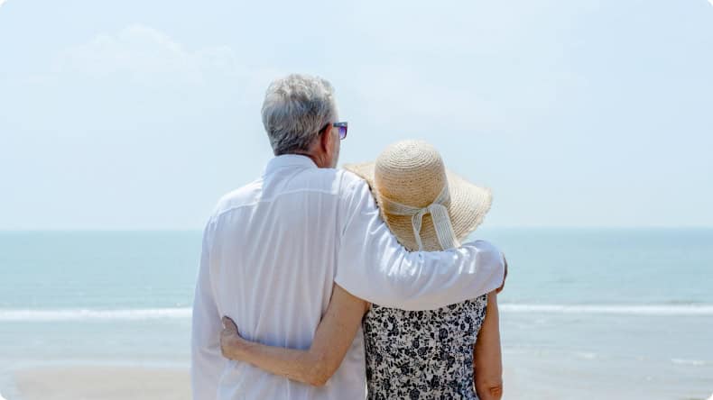 Älteres Paar blickt auf das Meer