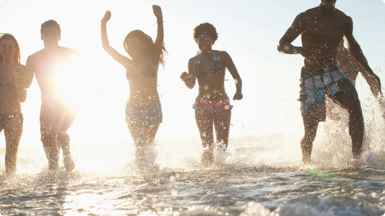 Urlauber bei Sonne im Meer