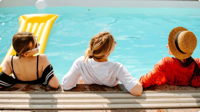 Junge Generation am Pool