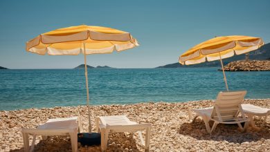 Sonnenliegen am Strand