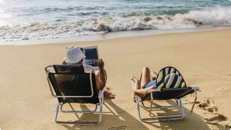 Paar am Strand beim Sonnen
