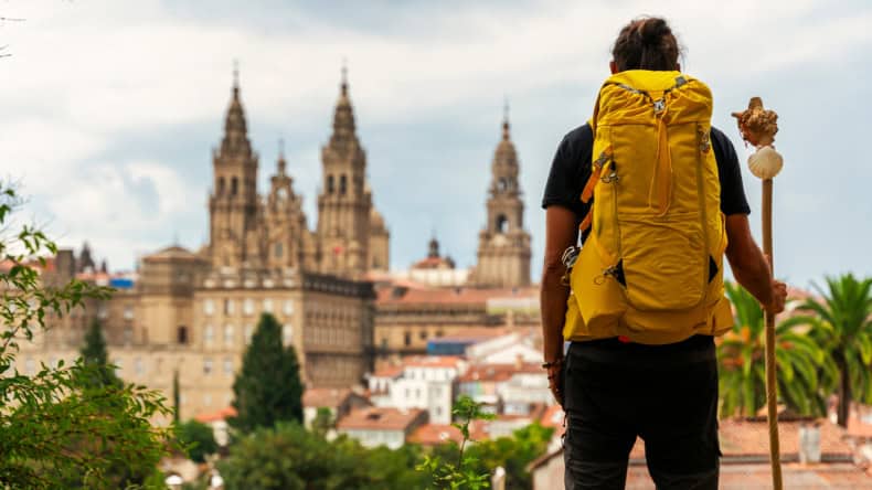 Pilger blickt auf die Kathedrale von Santiago de Compostela