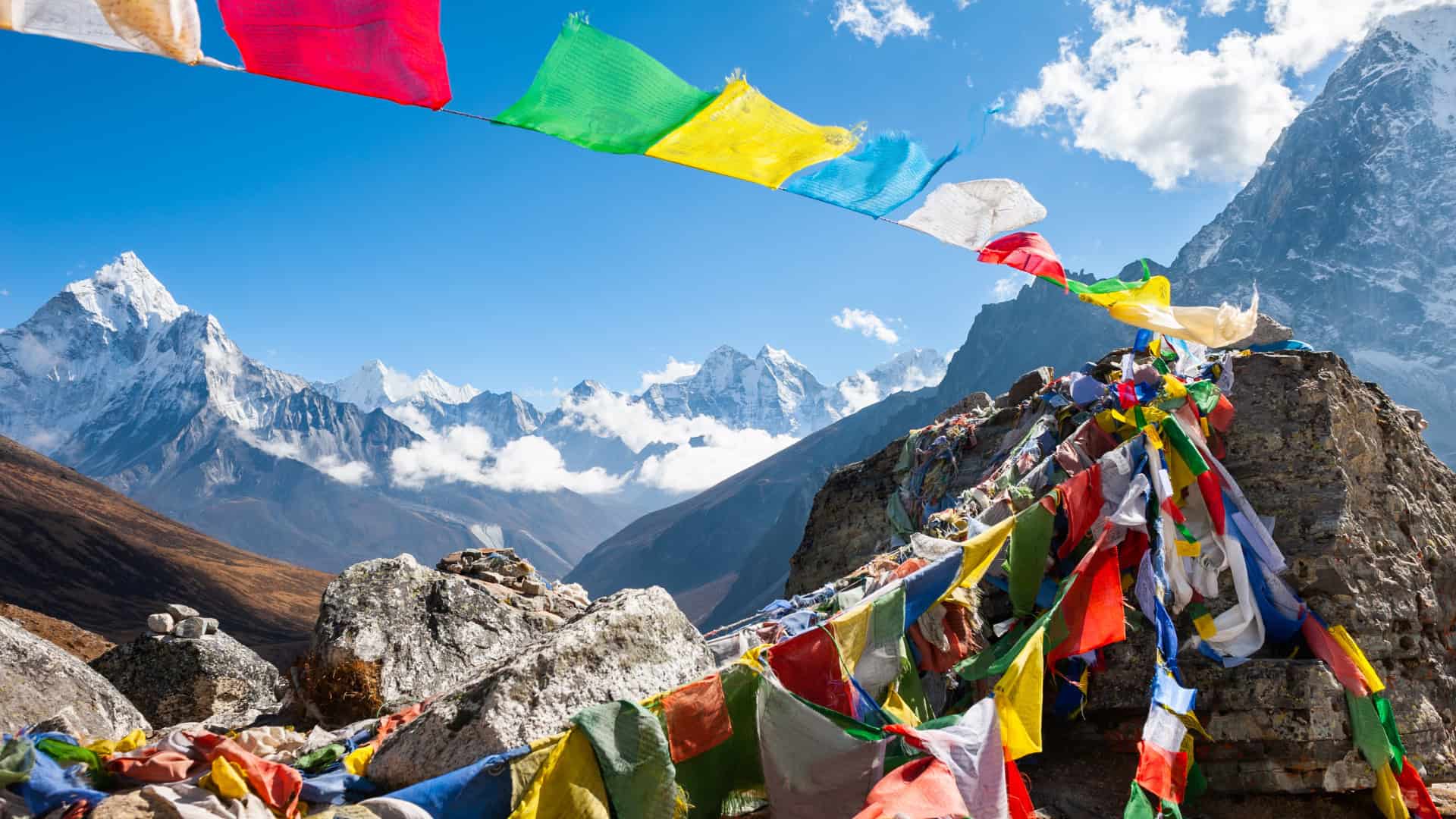 Mount Everest, bunte Fahnen